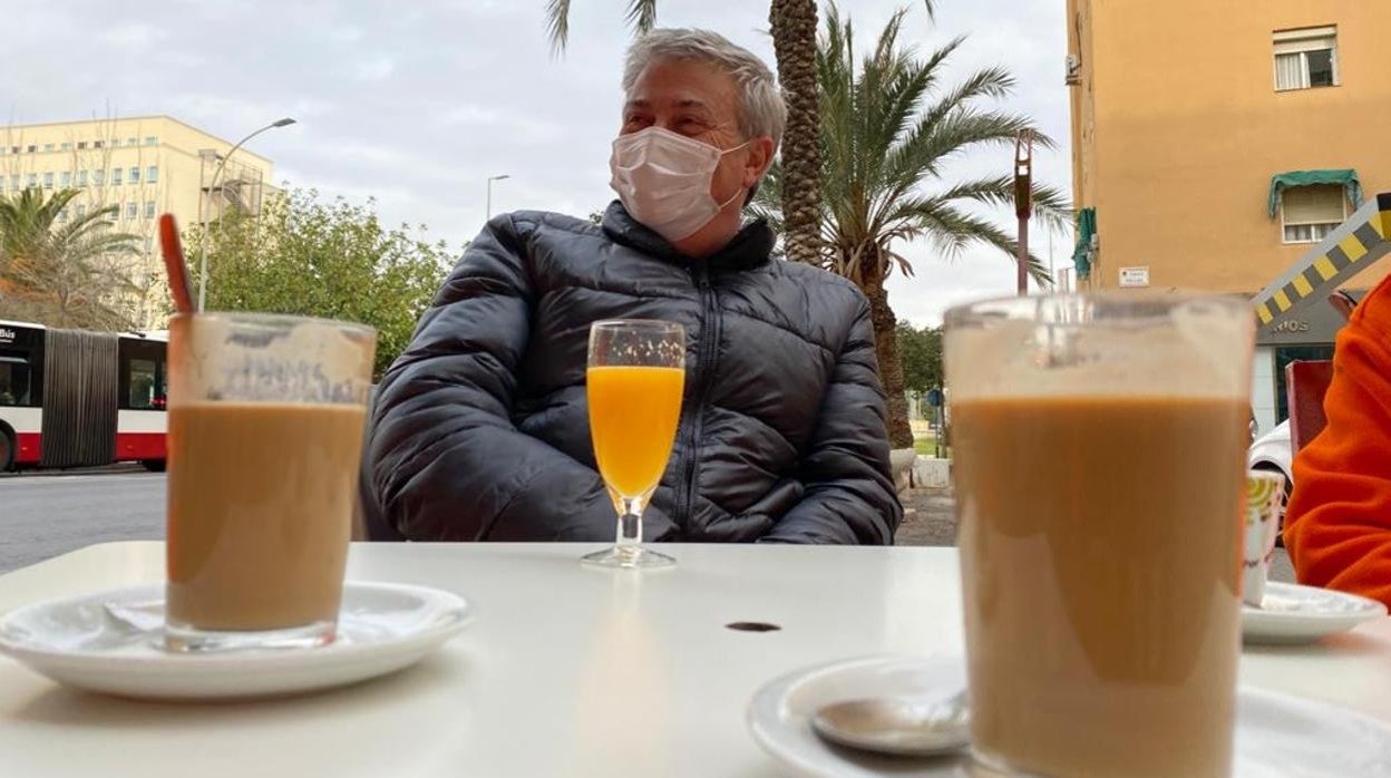 Un cliente en la terraza de una cafetería en Alicante, tras la reapertura, este lunes