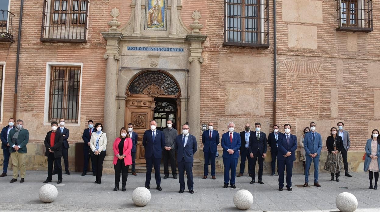 Foto de familia durante la presentación oficial de la multinacional en el Centro Regional