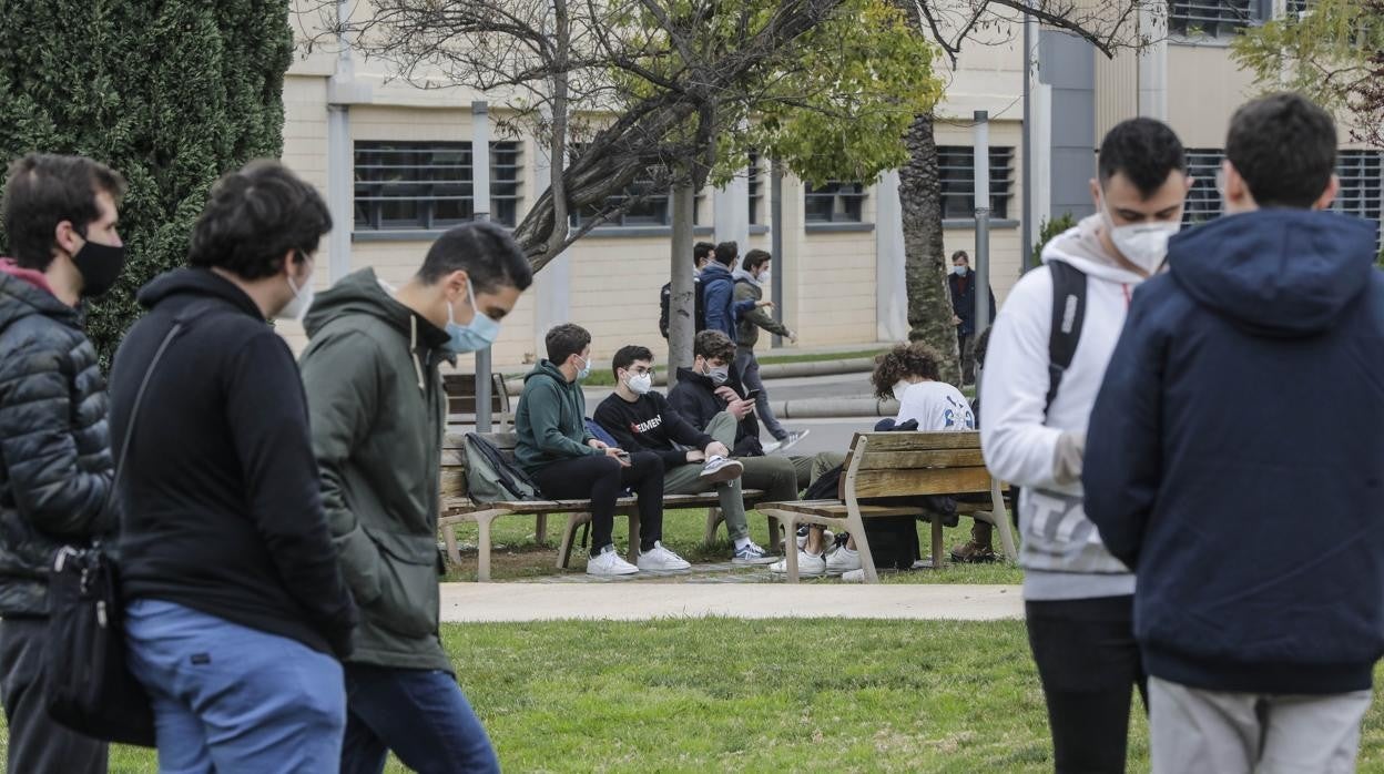 Imagen de jóvenes con mascarilla por el coronavirus en un campus universitario