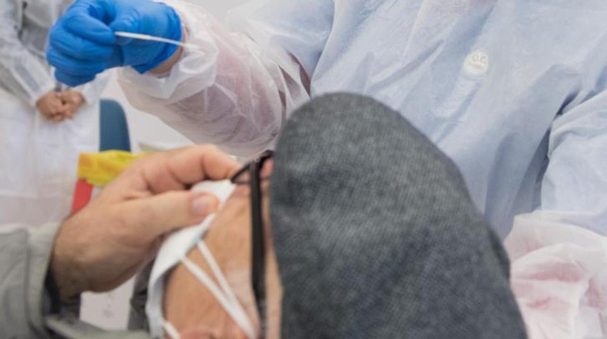 Realización de un test de antígenos a una persona en un centro sanitario