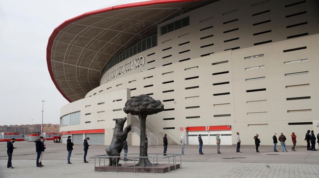 Largas colas en el exterior del Wanda para recibir la vacuna