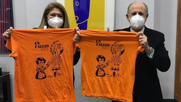 Una empresa valenciana propone una cremà en casa y solidaria con Casa Caridad con una camiseta fallera