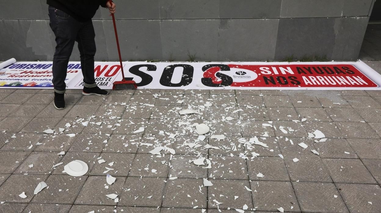 Platos rotos tras una concentración de los hosteleros en Valladolid frente a las medidas Covid