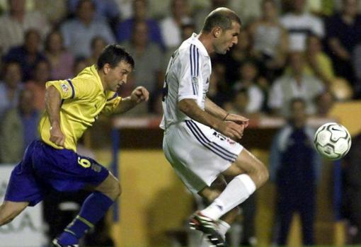 Josico, con Las Palmas, persigue a Zidane en un partido de 2001