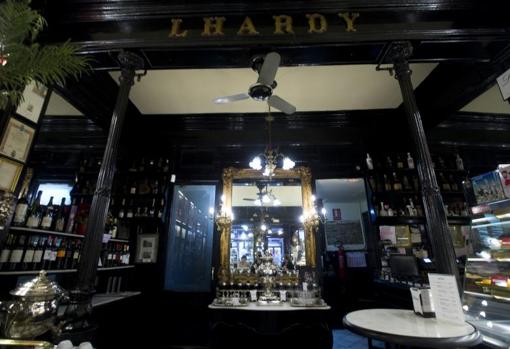 Interior de la tienda de Lhardy, en el que se encuentra, a la izquierda, su célebre samobar