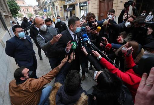 Anil Murthy, atendiendo a los medios de comunicación