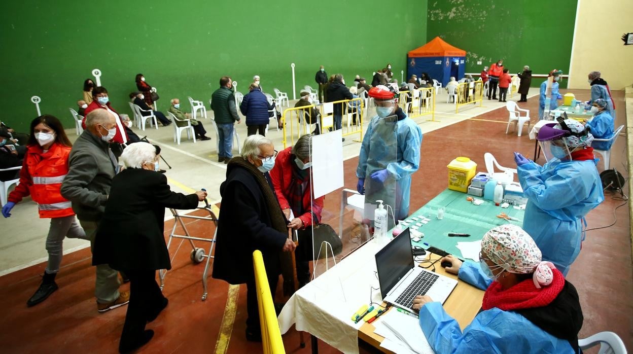 Vacunación masiva contra el coronavirus en el frontón de pelota de Vitigudino (Salamanca)