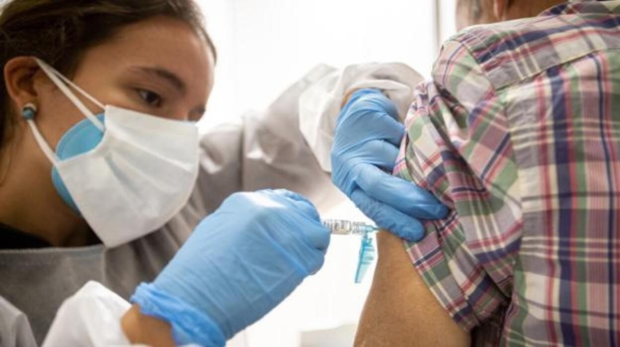 Una enfermera vacuna a un ciudadano contra el covid