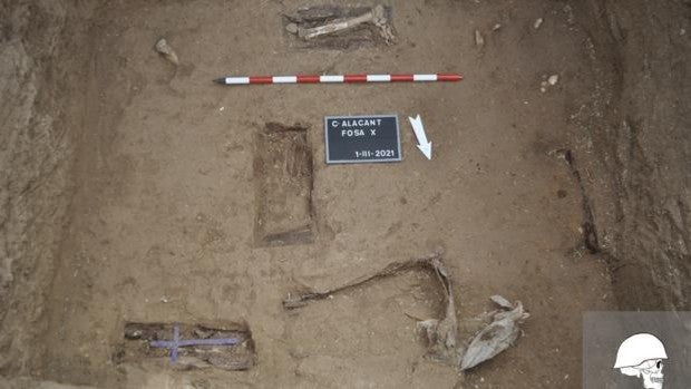 La excavación de una fosa del cementerio de Alicante descubre un posible caso de bebé robado