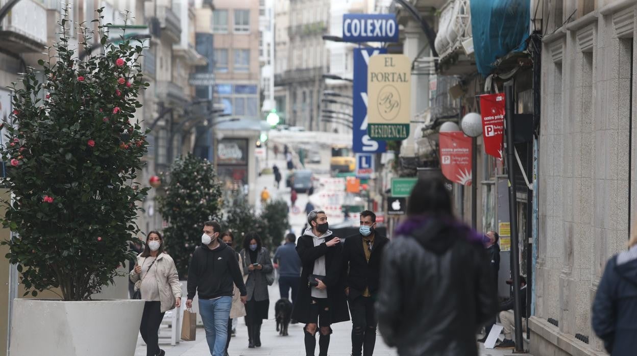 La franja atlántica (en la imagen una calle de Vigo) es la que cuenta con más asalariados