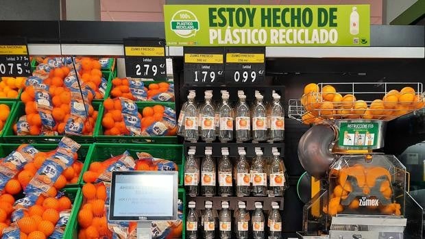 Mercadona crea una botella de zumo de plástico reciclado para evitar 700 toneladas de este material al año