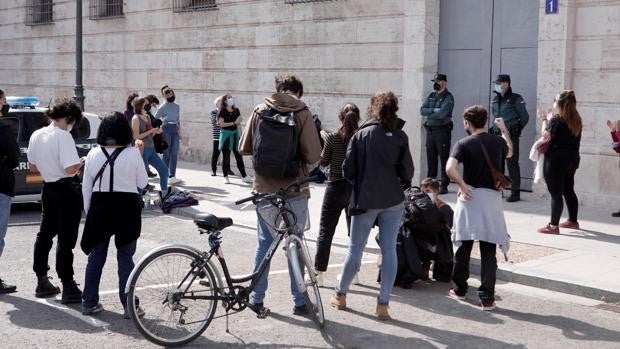 Una veintena de feministas ocupan la Delegación del Gobierno en Valencia para exigir «la retirada de la Ley Mordaza»