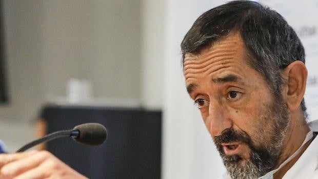 El doctor Pedro Cavadas reconstruye la cara a un paciente con albinismo y múltiples cánceres de piel