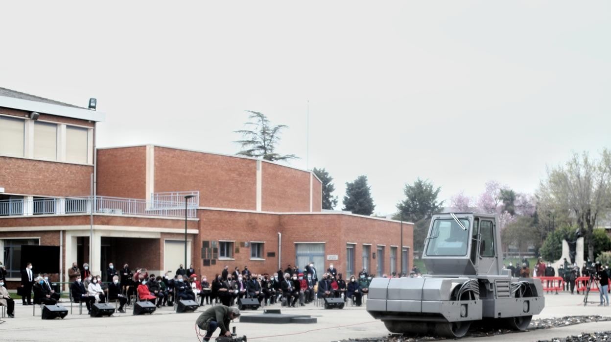 Una apisonadora pasa por encima de varias armas durante un acto de destrucción simbólica de casi 1.400 armas, en el Colegio de Guardias Jóvenes Duque de Ahumada, en Valdemoro