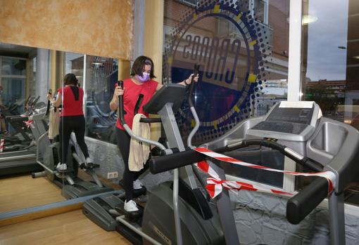 Una usuaria del gimnasio en una bicicleta elíptica