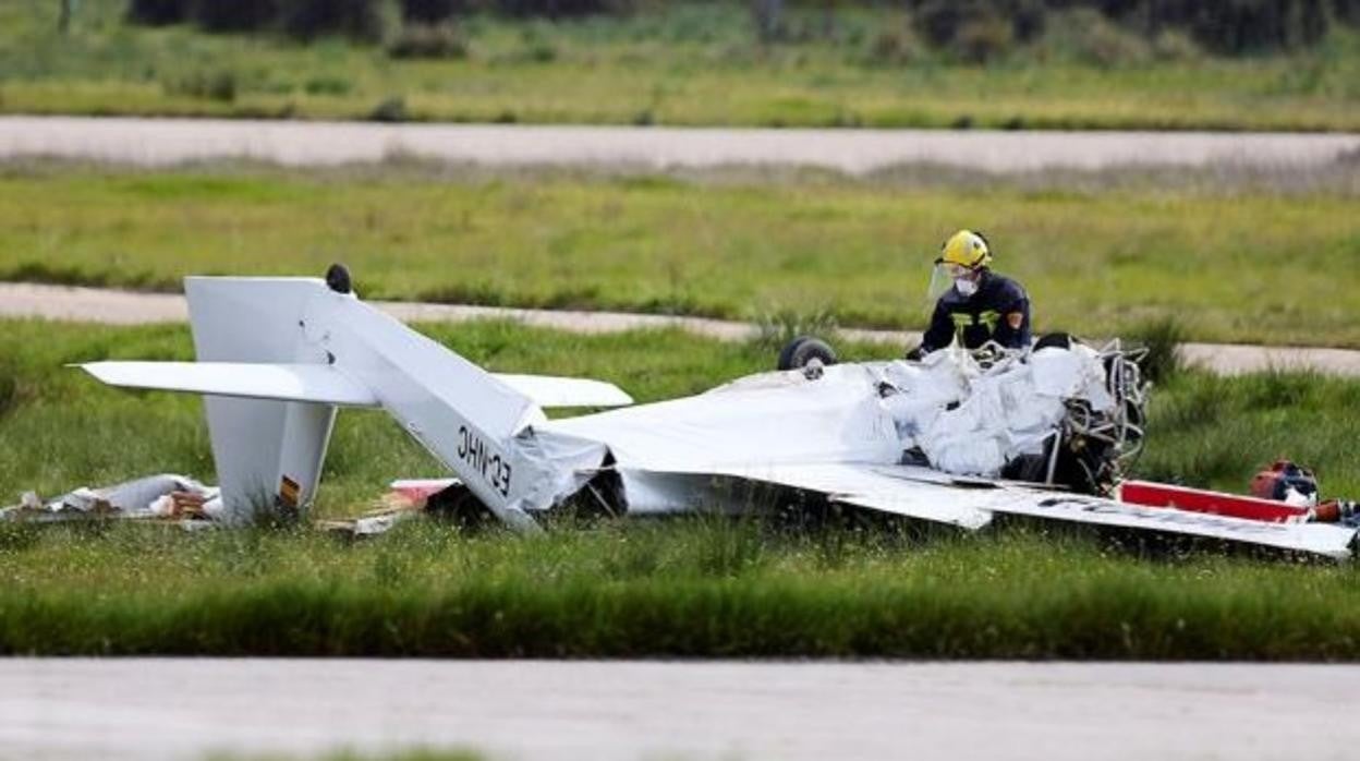 Un bombero junto a los restos de la avioneta, este domingo en La Iglesiuela del Tiétar