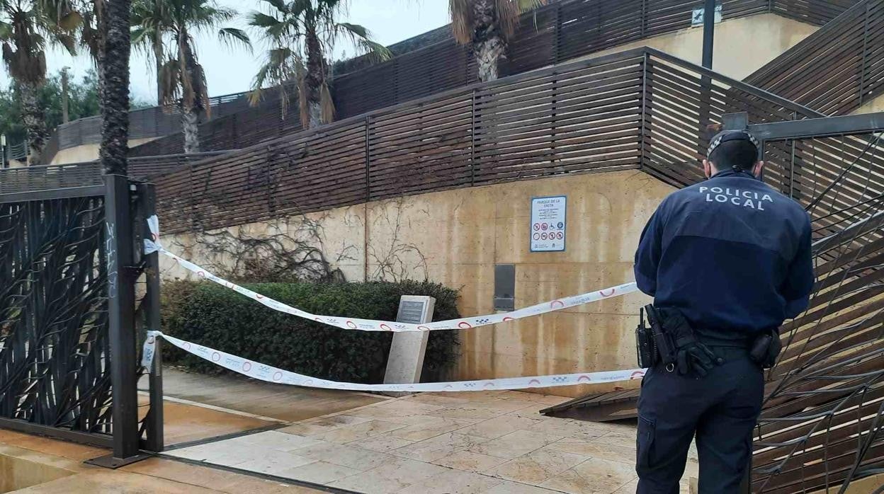 Imagen de las actuaciones de la Policía Local de Alicante en el parque donde 300 jóvenes hacían botellón