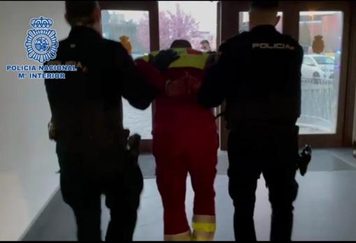La Policía Nacional traslada al detenido a la comisaría de Alcalá