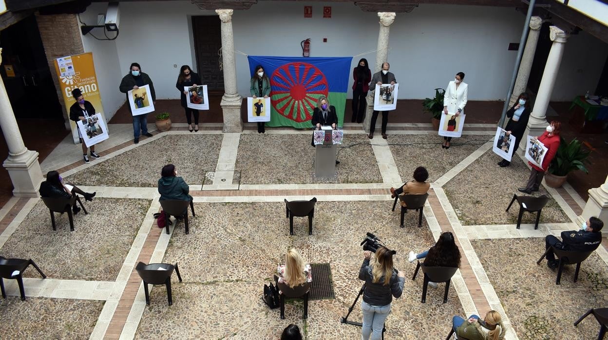 Algunos de los asistentes a la inauguración de esta exposición sobre las mujeres gitanas