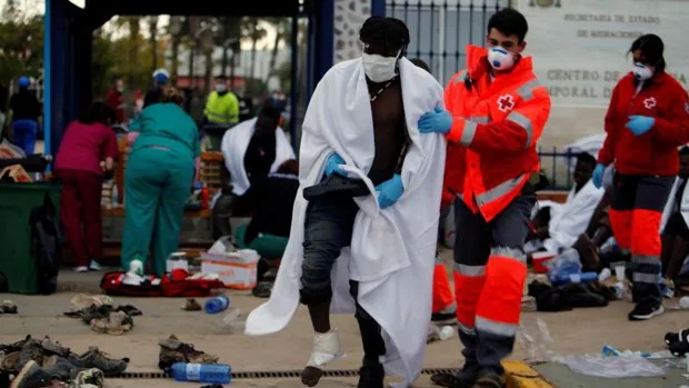 Un nuevo asalto a la valla de Melilla deja tres guardias civiles y dos inmigrantes heridos