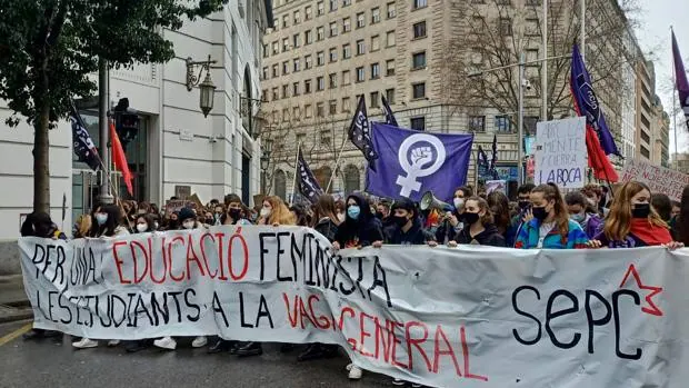 Cientos de estudiantes marchan por el 8-M en Barcelona: «La violencia de género también está en la educación»