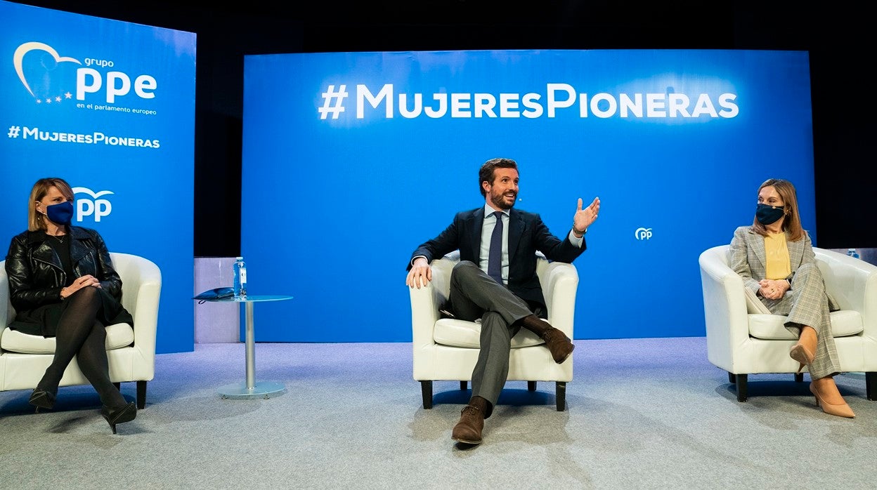 Pablo Casado, con Rosa Estarás y Ana Pastor, en el acto del PP con motivo del 8-M