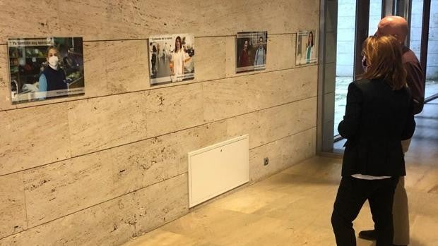 Una muestra de fotografías rinde homenaje al papel de  las mujeres durante el año de pandemia