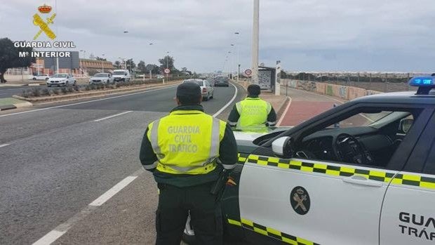 Detienen a un hombre por circular un kilómetro en sentido contrario, sin carné y borracho en Torrevieja