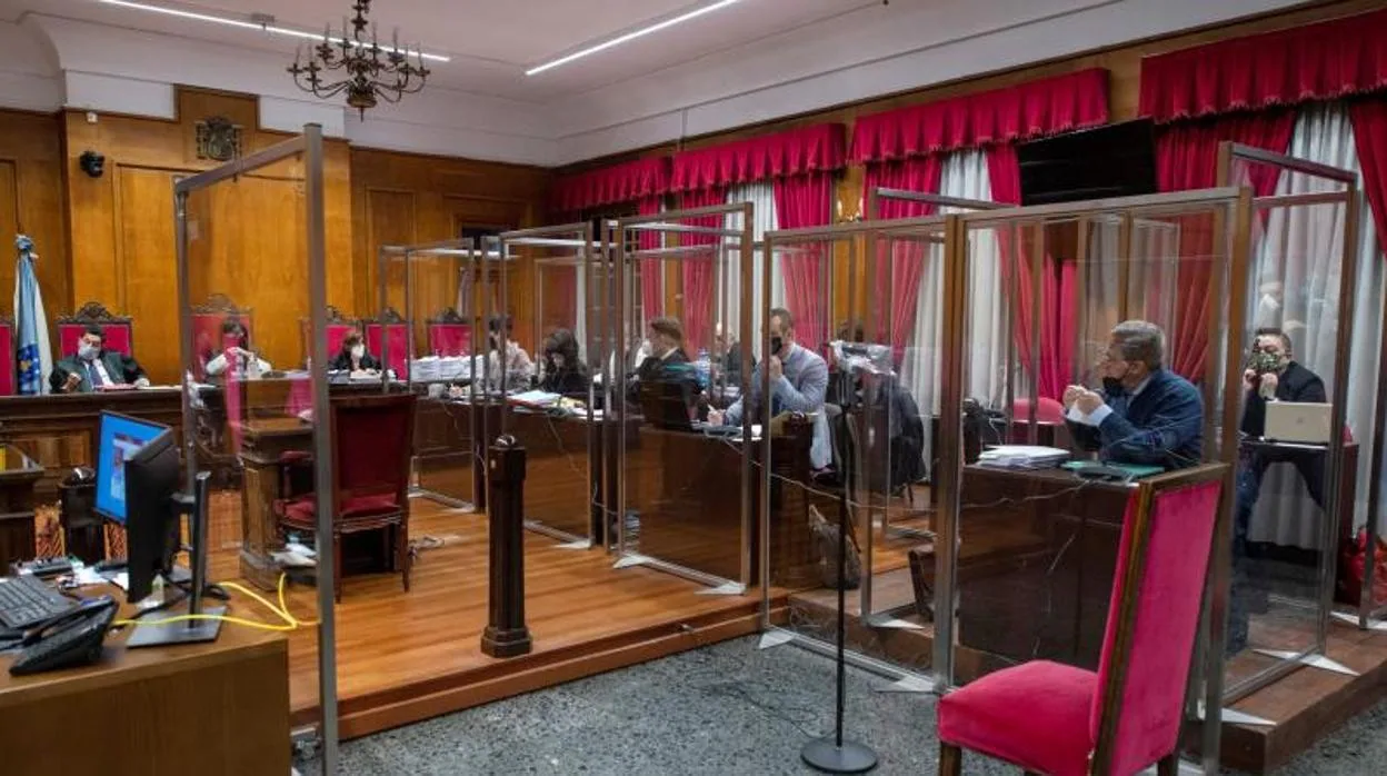 Abogados durante la sesión del juicio por la Operación Zamburiña, el pasado lunes, en la Audiencia Provincial de Ourense