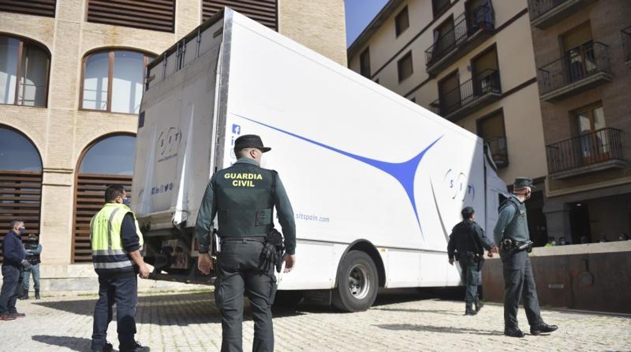Llegada a Barbastro del camión con las últimas 41 piezas de los 'bienes de la Franja' que tenía que devolver el Museo de Lérida