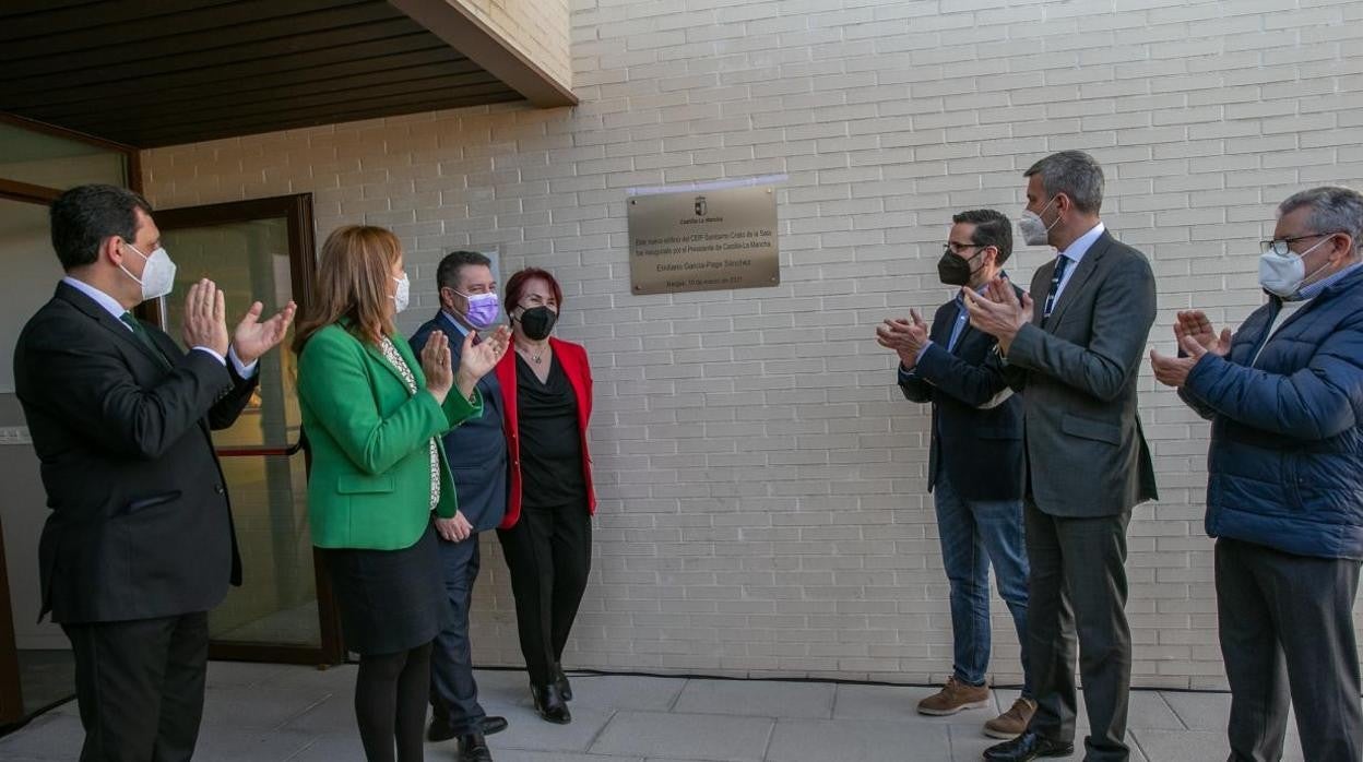 El presidente regional junto a la alcaldesa de Bargas y la consejera de Educación en el acto de inauguración