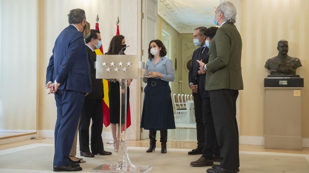 Isabel Díaz Ayuso, hoy, con los consejeros madrileños del Partido Popular