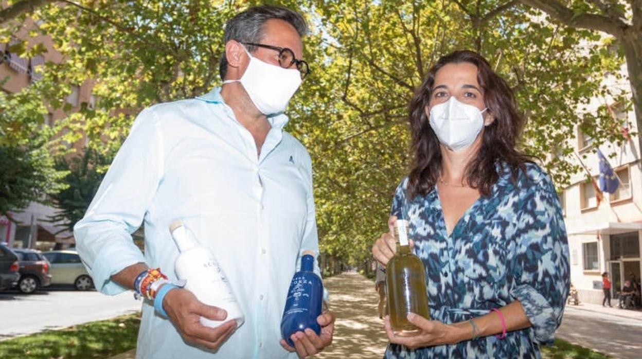 Ángel Carbonell y Pilar Legua, con botellas de licor patentado