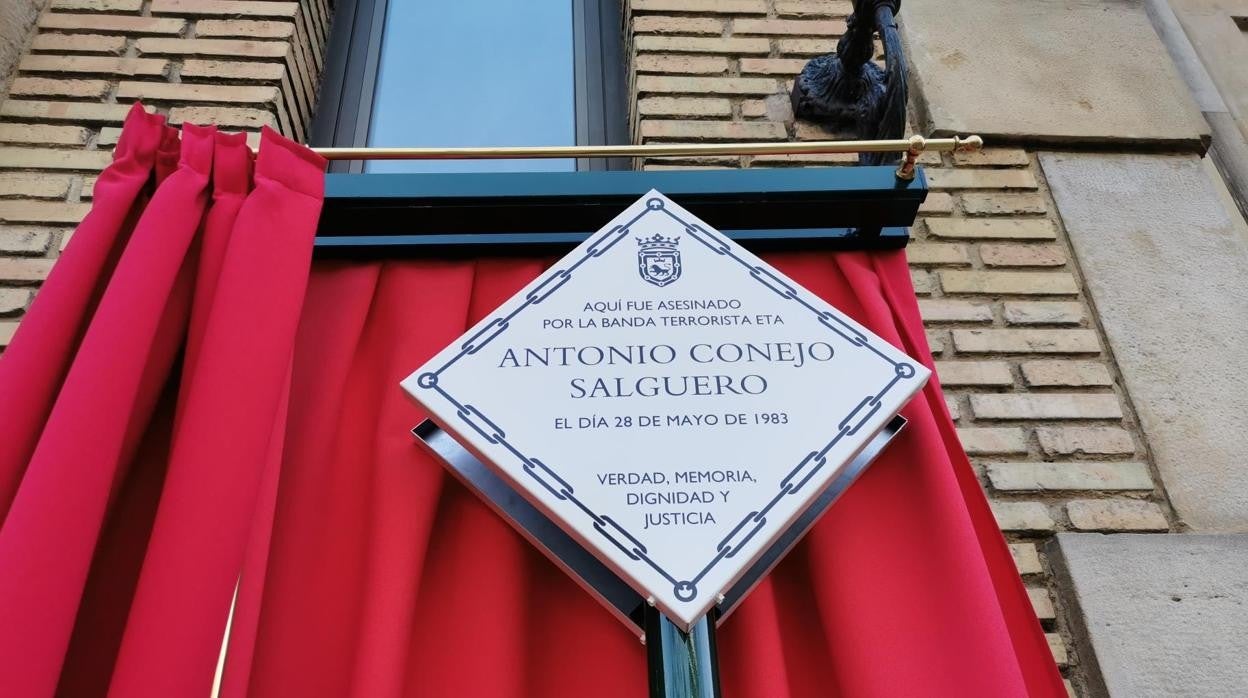 Imagen de la placa por el guardia civil Antonio Conejo Salguero asesinado en un atentado en Correos de Pamplona.