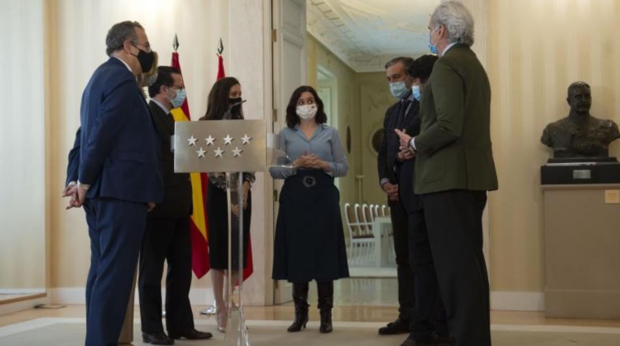 Isabel Díaz Ayuso, ayer, rodeada de los consejeros del PP, en Sol / Aguado a Ayuso: «Si piensa que va a acabar con Ciudadanos cesándome se equivoca»