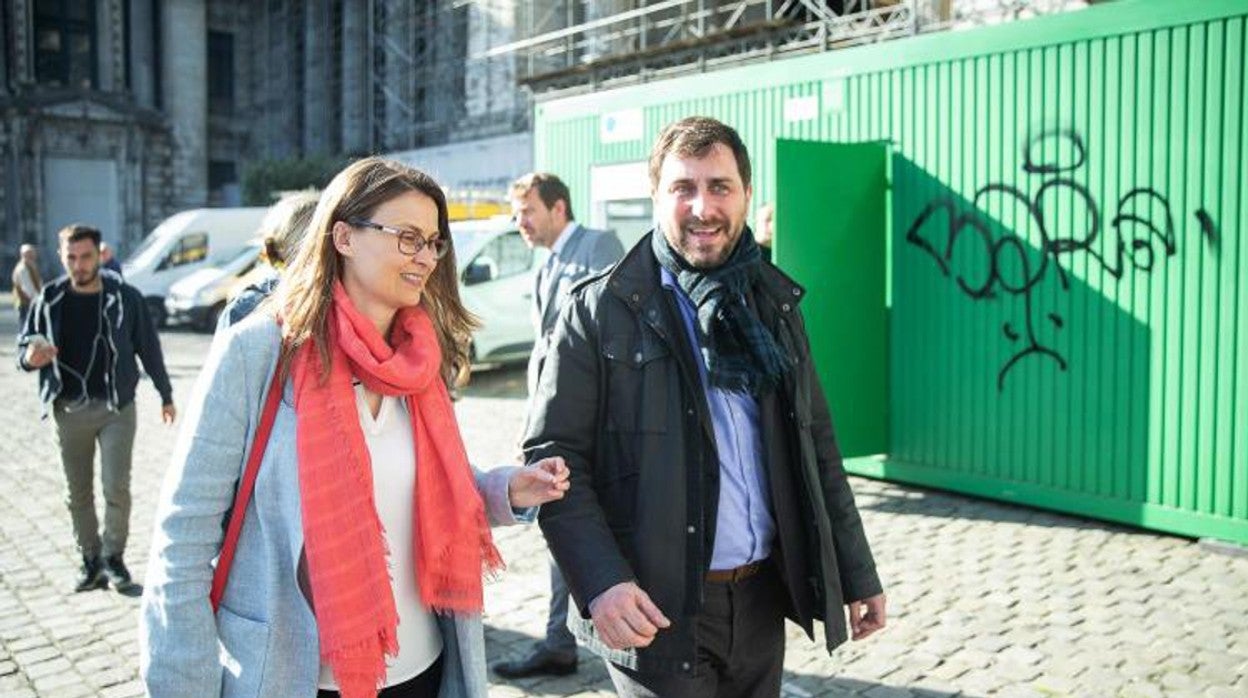 Meritxell Serret y Toni Comin, por las calles de Bruselas