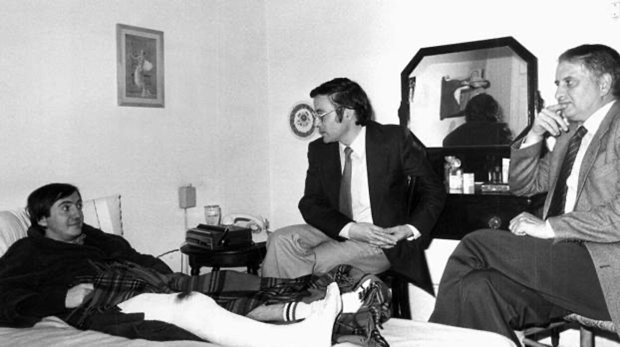 Federico Jiménez Losantos, en su casa, recuperándose del atentado sufrido por Terra Lliure, en 1981