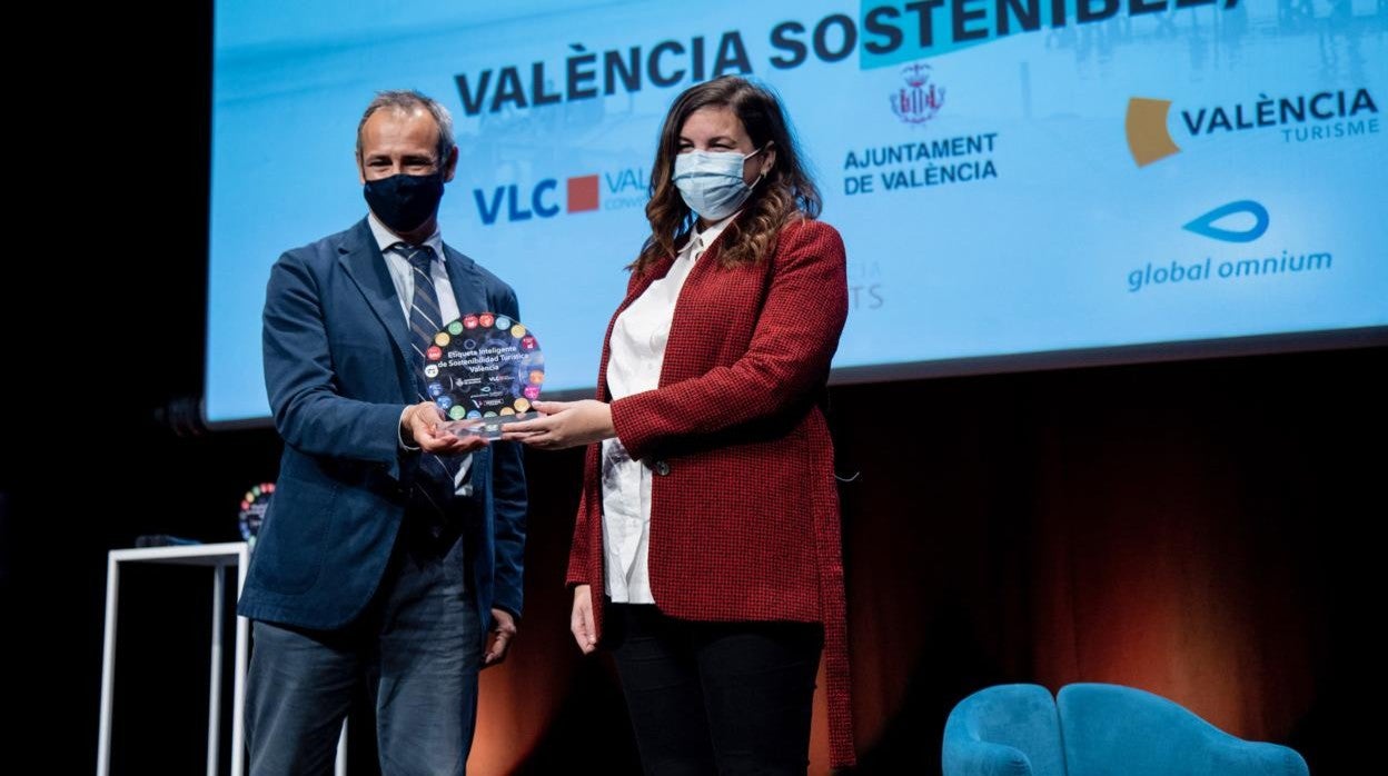 Dionisio García Comín y la vicealcaldesa de Valencia, Sandra Gómez, en la jornada