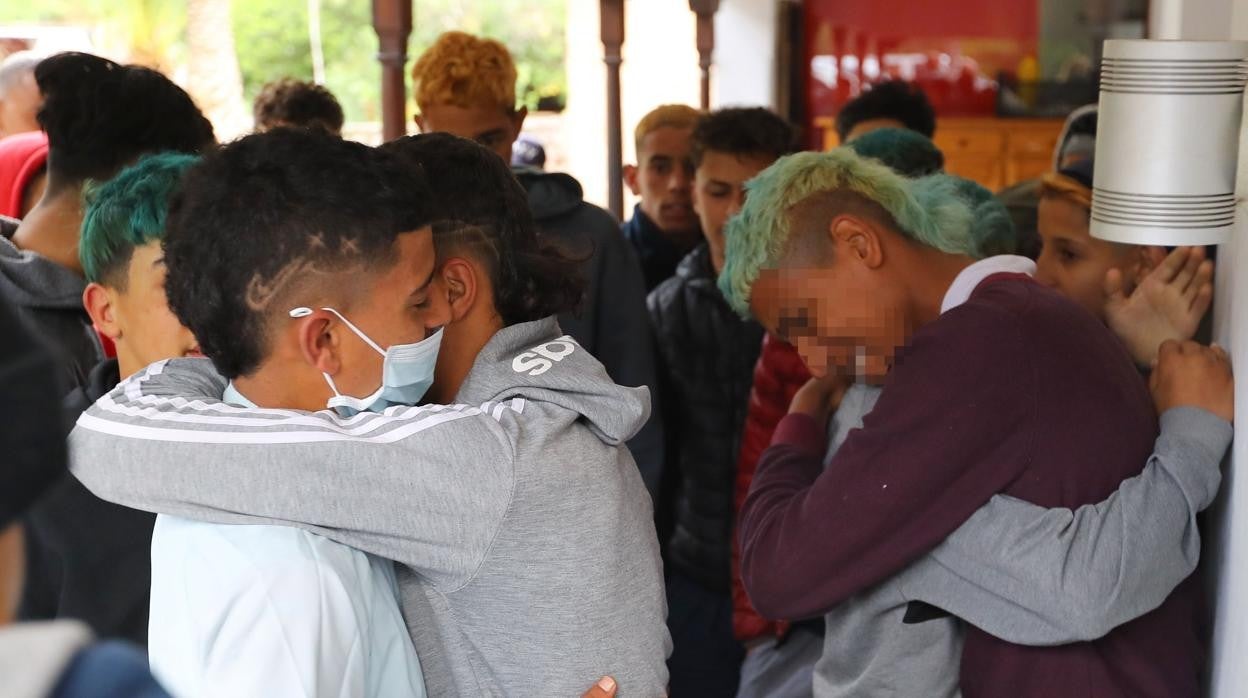 Despedida de los menores en el aeropuerto de Canarias antes de partir hacia Castilla y León