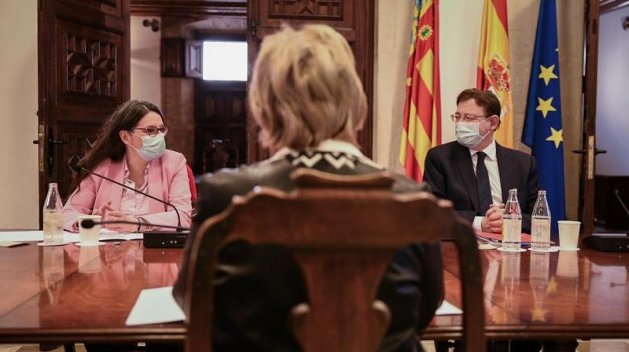 Mónica Oltra y Ximo Puig, frente a la consellera de Sanidad, Ana Barceló