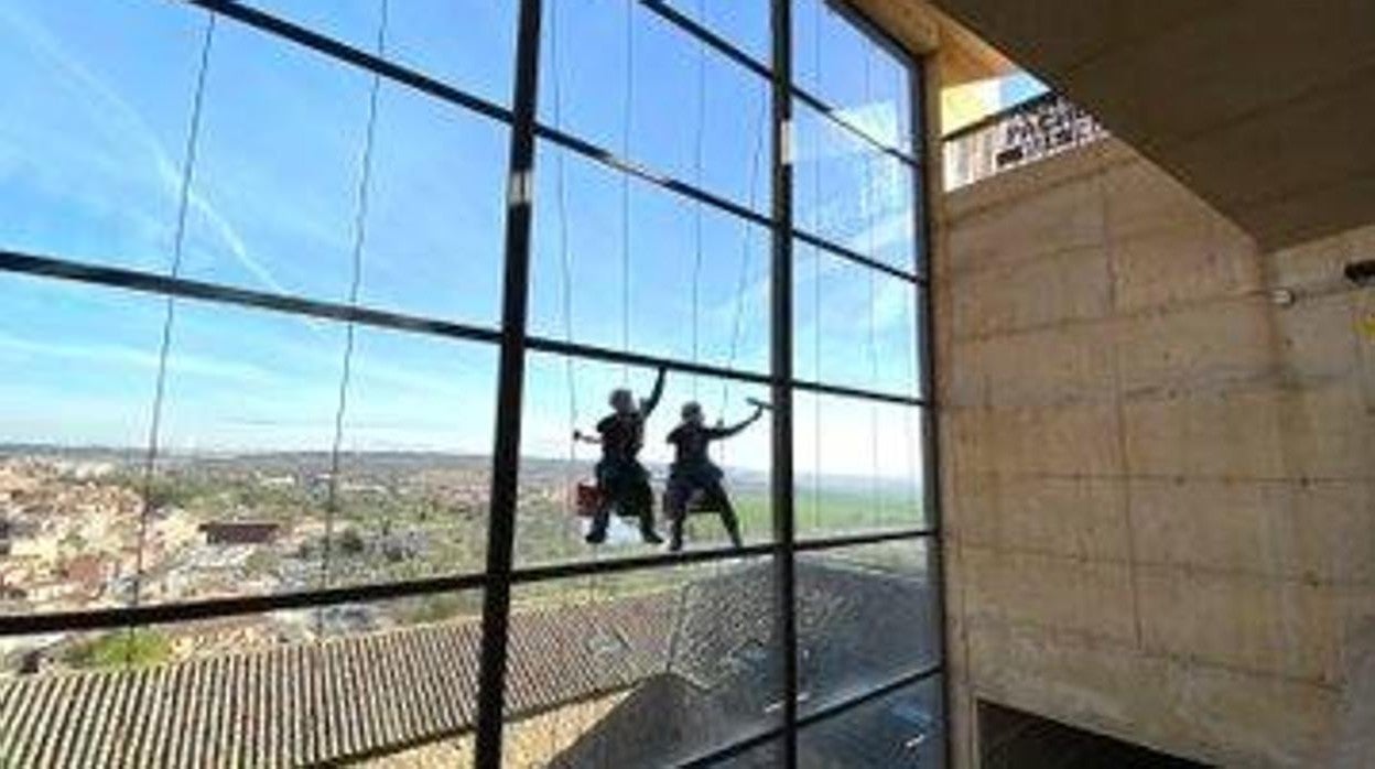 Espectaculares imágenes de la limpieza de la cristalera del remonte del Miradero