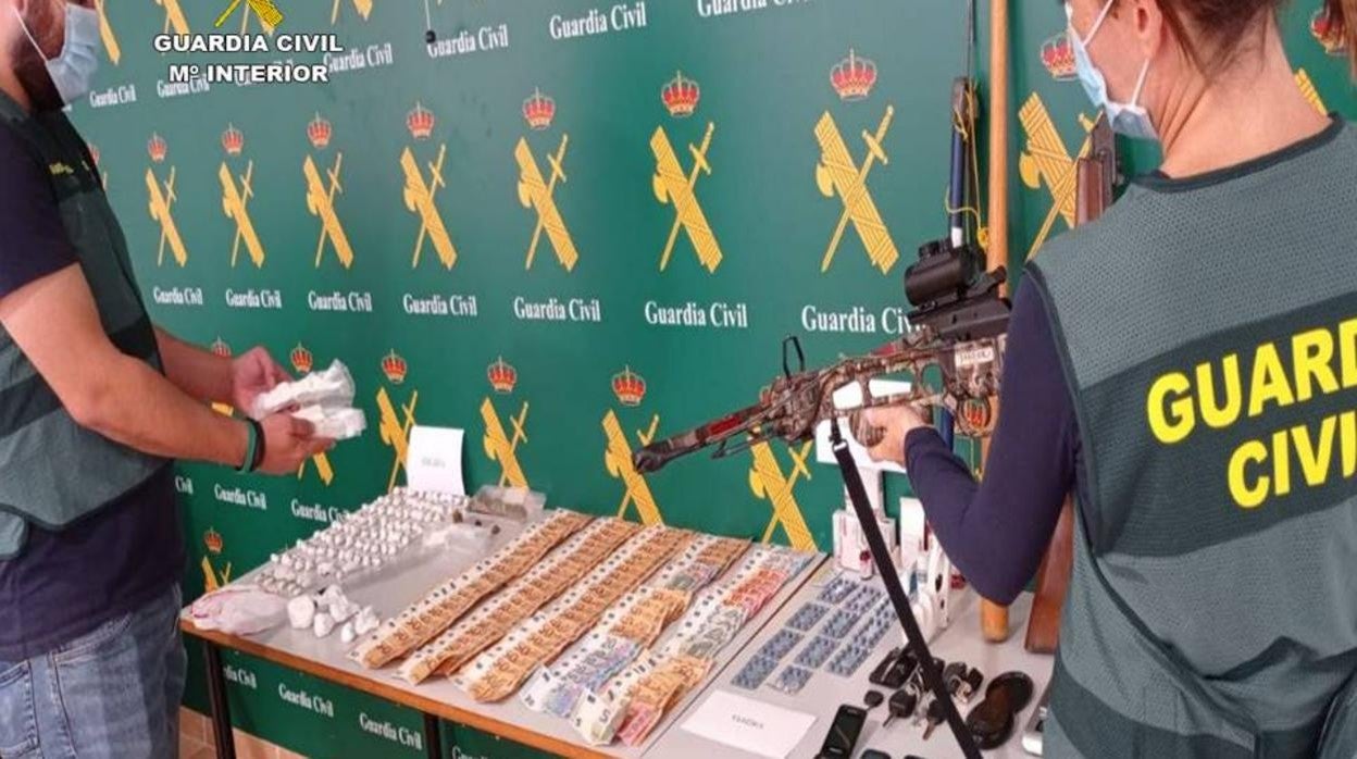 Imagen de las sustancias y el dinero intervenido por la Guardia Civil