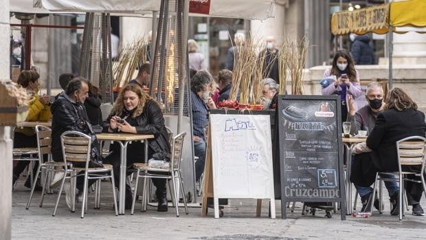 Las nuevas restricciones en Valencia dan «oxígeno» a los bares pero dejan «en la cuneta» a los espectáculos