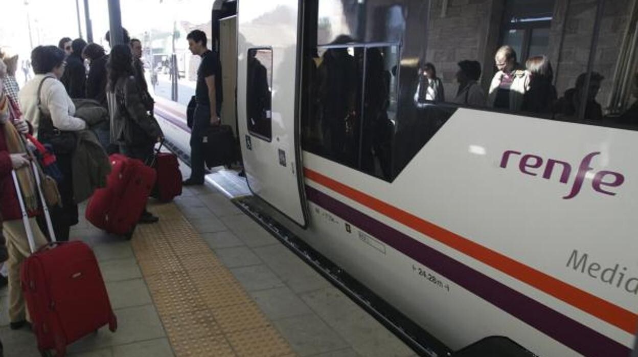 Viajeros subiendo a un tren en la estación de Teruel