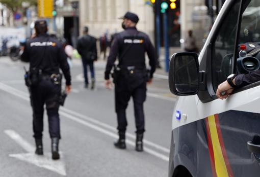 Imagen de unos agentes de la Policia Nacional tomada en Alicante