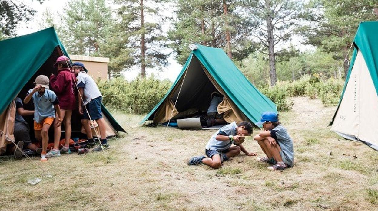 Varios jóvenes 'scouts' participan en una acampada