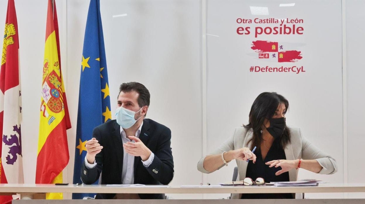 Luis Tudanca y Ana Sánchez durante la reunión mantenida con los secretarios provincial del PSOE en Castilla y León