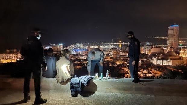 Restricciones en Alicante: la Policía disuelve siete botellones y 21 fiestas ilegales en un día