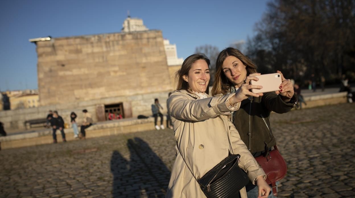 Cami y Elogie se hacen una 'selfie', ayer, con el templo de Debod a sus espaldas