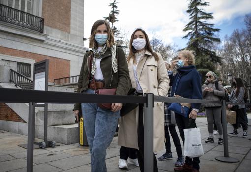 Las marsellesas, ayer al mediodía, en la cola del Museo del Prado